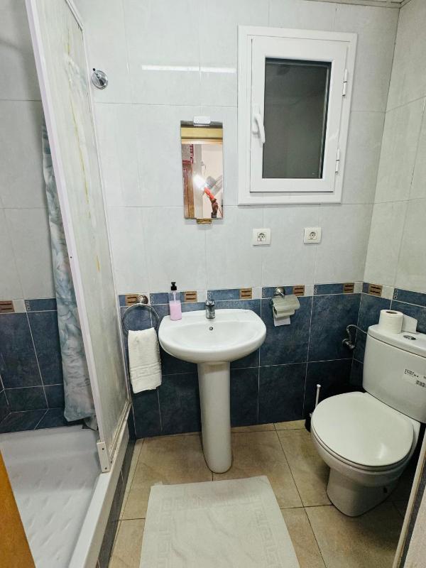 Single Room with Private Bathroom image 2