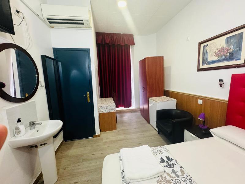 Superior Double Room with Balcony image 2