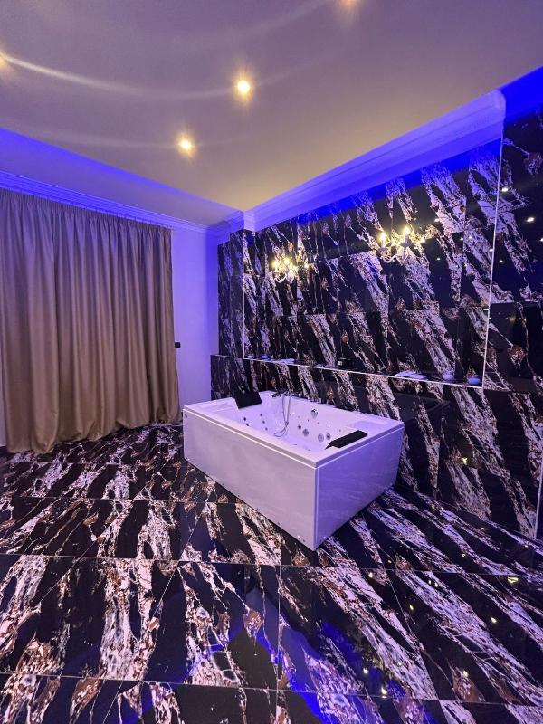 King Suite with Spa Bath image 2