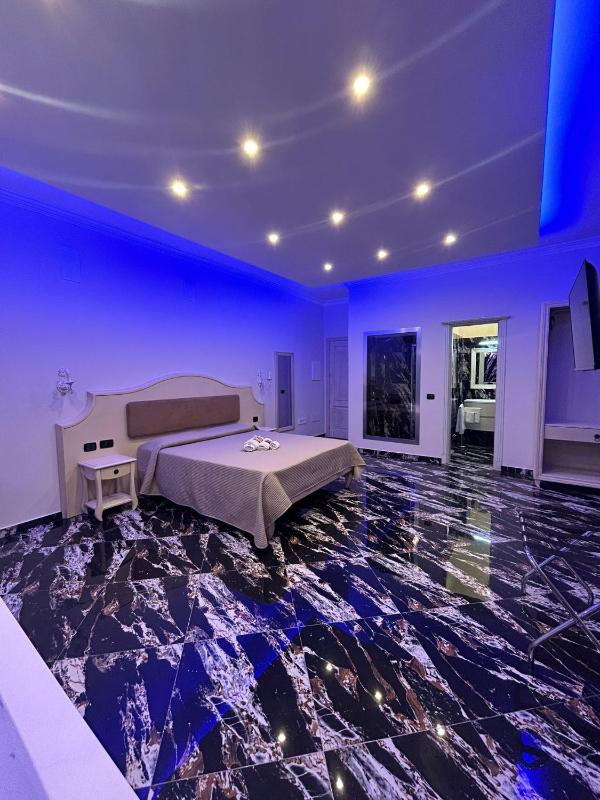 King Suite with Spa Bath image 3