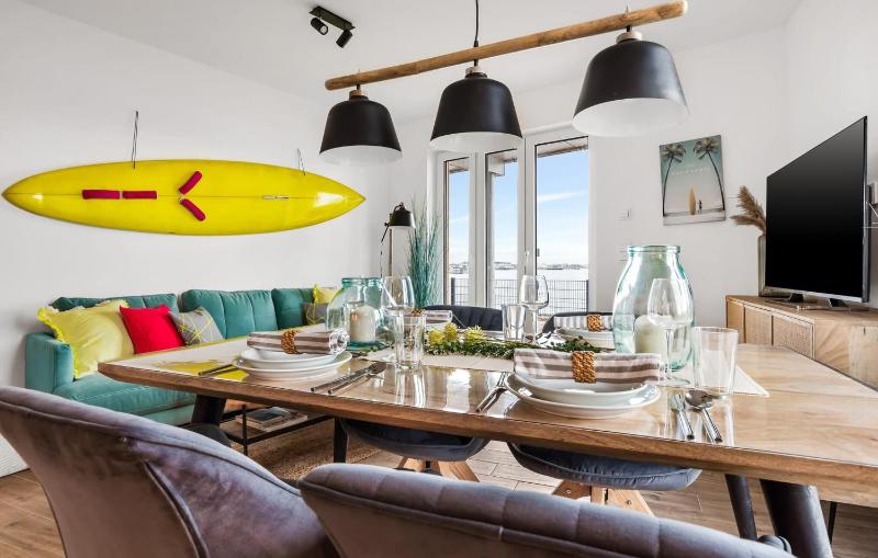 Surfers Lounge - image 7