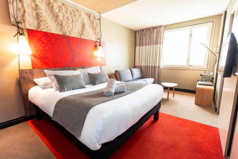 Executive Room with Queen Bed and Double Sofa Bed image 2