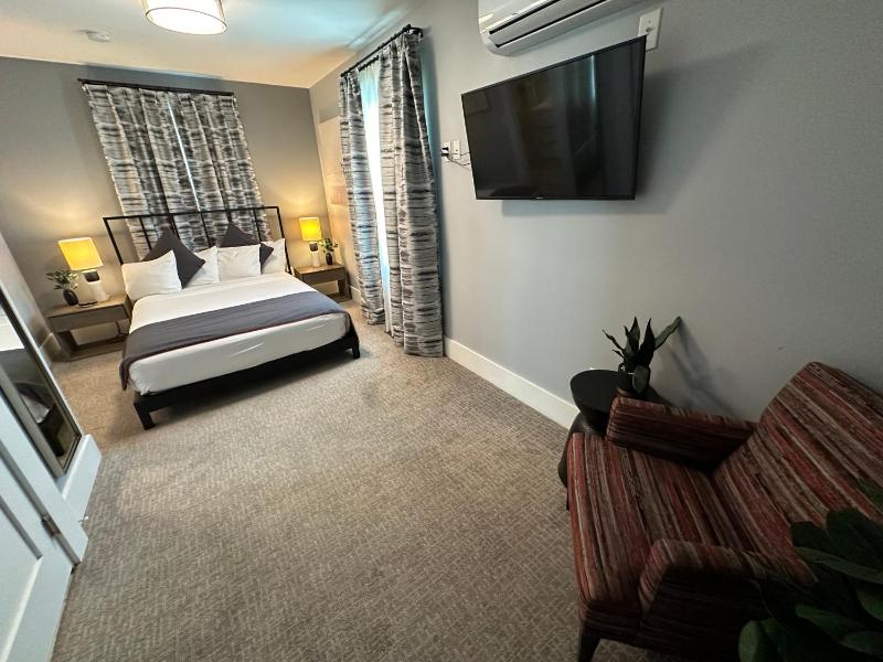 Deluxe Double Room with Bath image 4