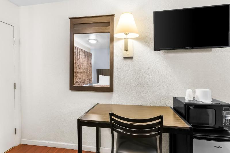 Standard Double Room image 3