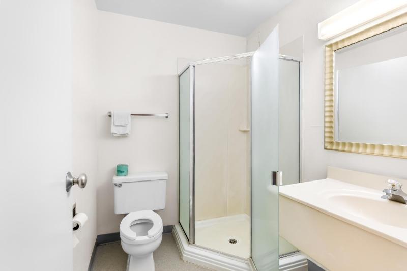 Standard Queen Room image 1
