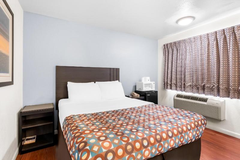 Standard Queen Room image 4