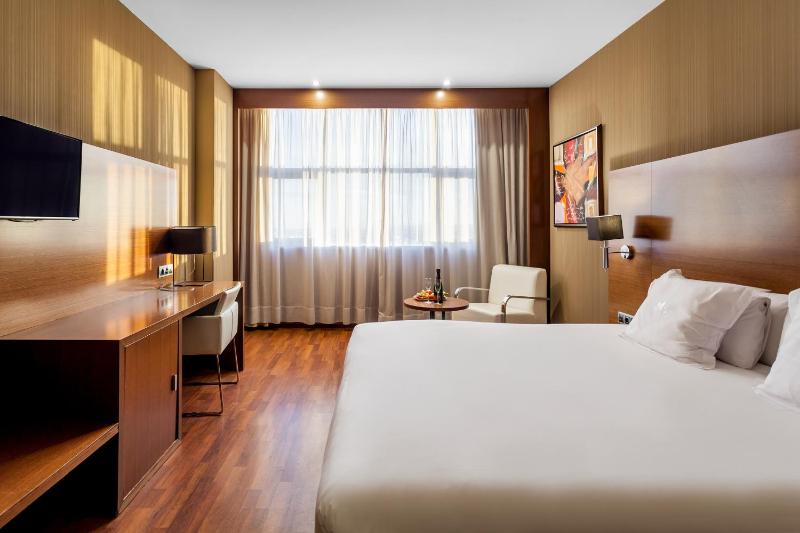 Standard King Room image 3