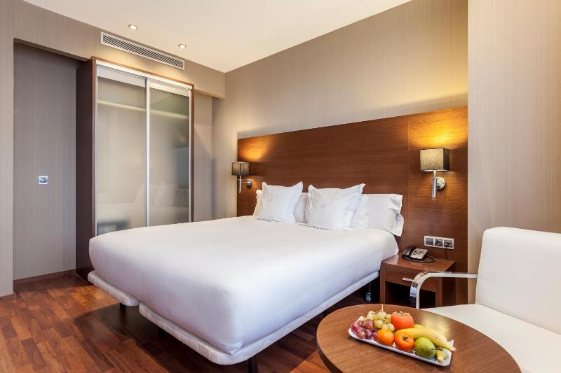 Standard King Room image 2