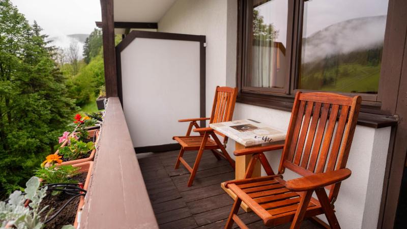 Studio Apartment with Balcony image 4