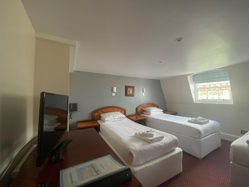 Twin Room image 1