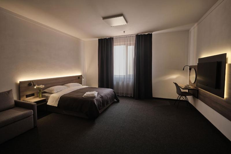 Superior Triple Room image 4