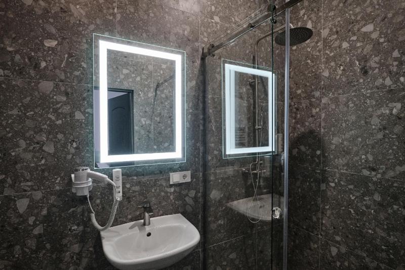 Standard Double or Twin Room image 4