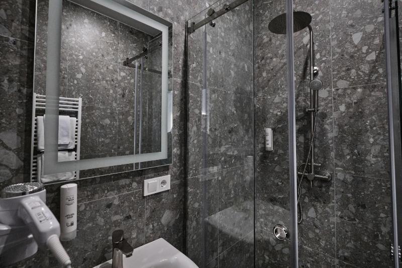 Twin Room image 3