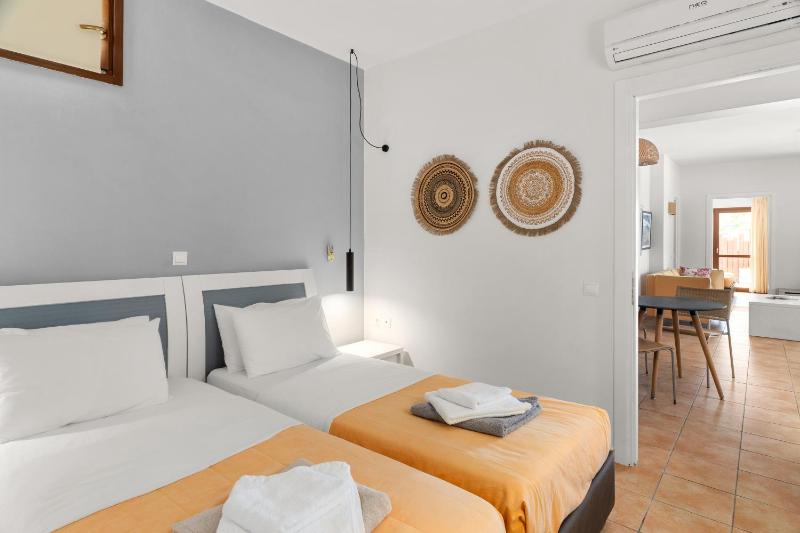 Three-Bedroom Pool Suite Sea View image 4