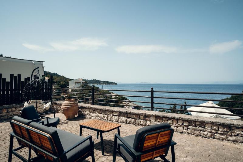Three-Bedroom Pool Suite Sea View image 2