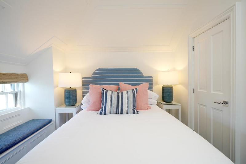 Deluxe Queen Room image 2