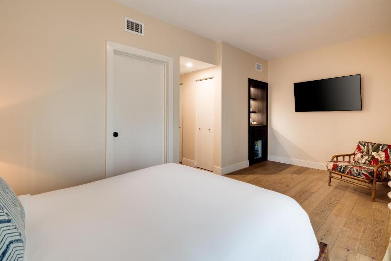 Deluxe Queen Room image 4