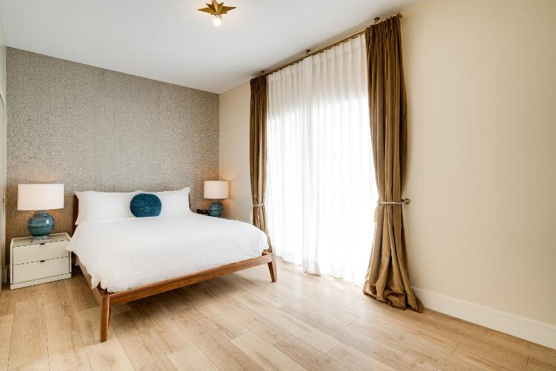 One Bedroom Queen Suite Accessible image 4