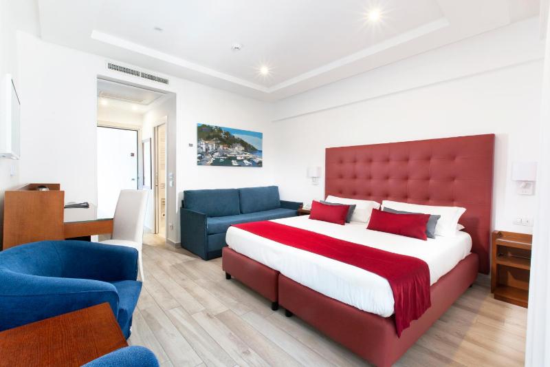 Deluxe Double or Twin Room image 4