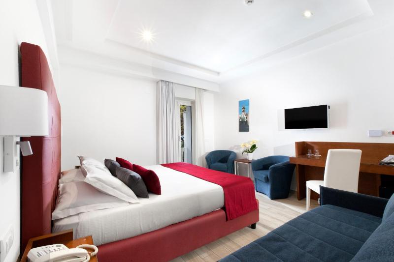 Deluxe Double or Twin Room image 1