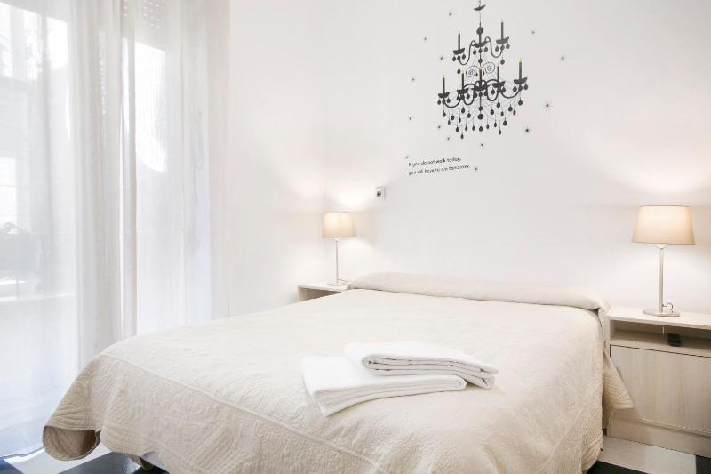 Basic Triple Room with Shared Bathroom image 2