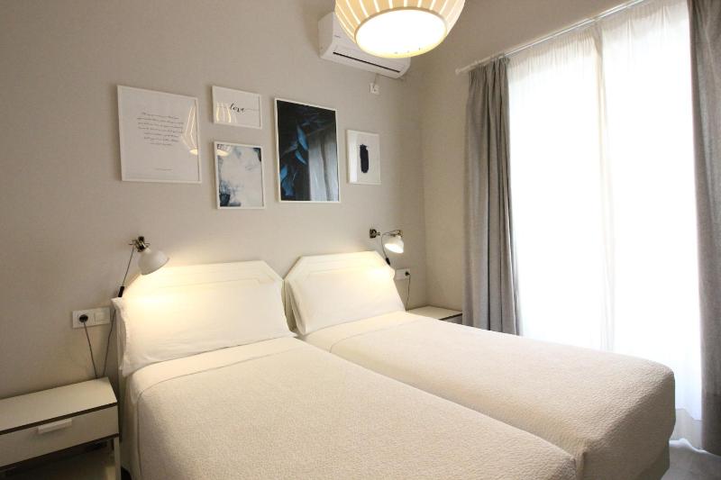 Twin Room image 4