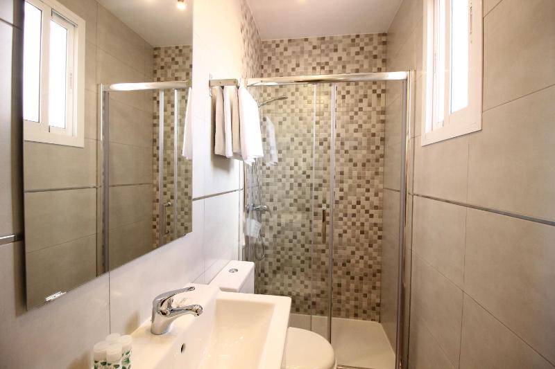 Standard Queen Room image 4