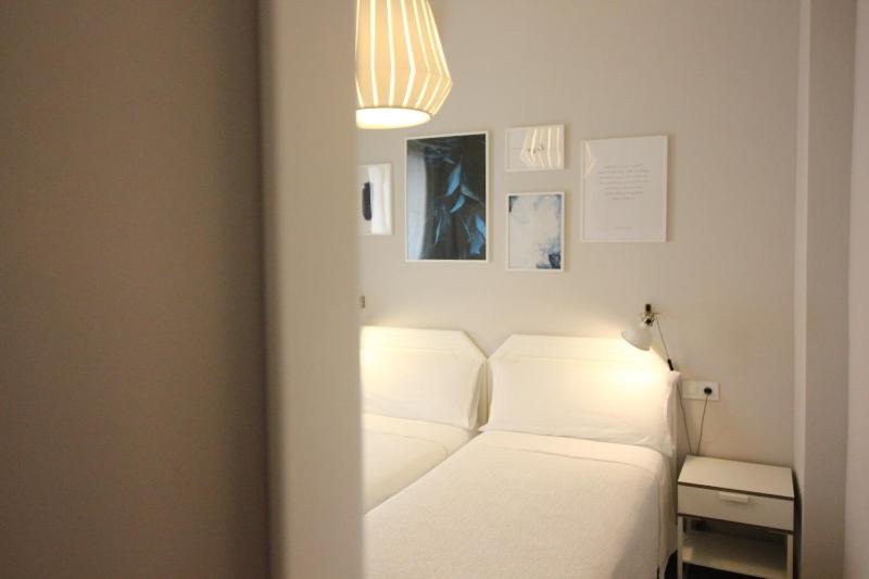 Twin Room image 2