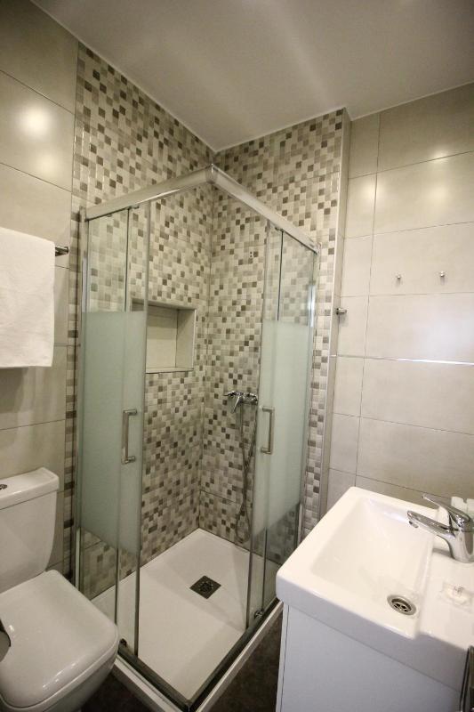Standard Queen Room image 3