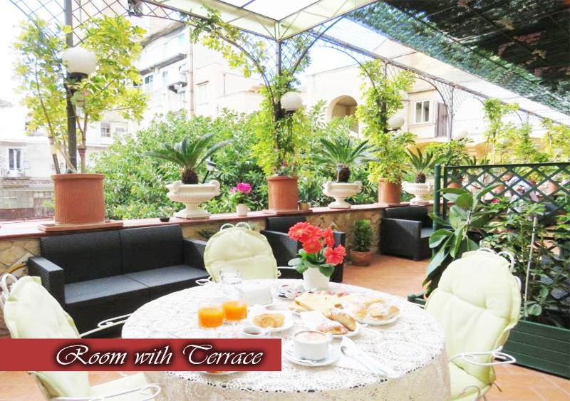 Deluxe Single Room with Terrace image 2