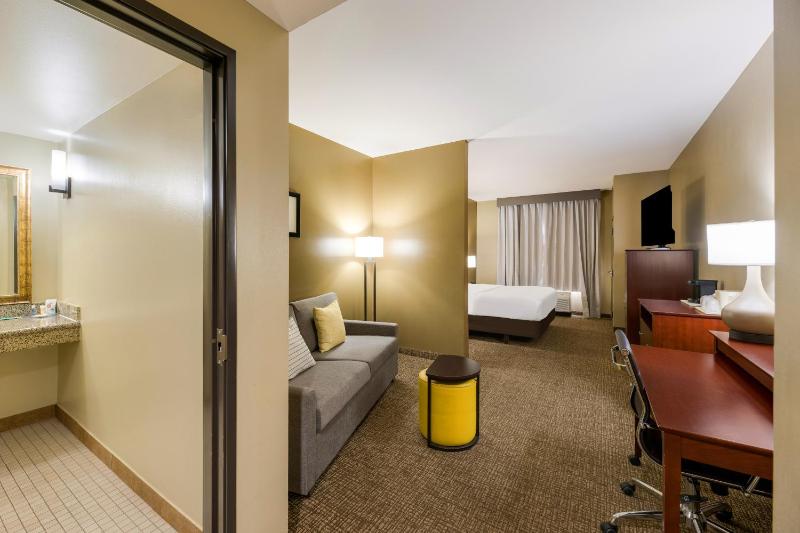 King Suite - Accessible/Non-Smoking image 3