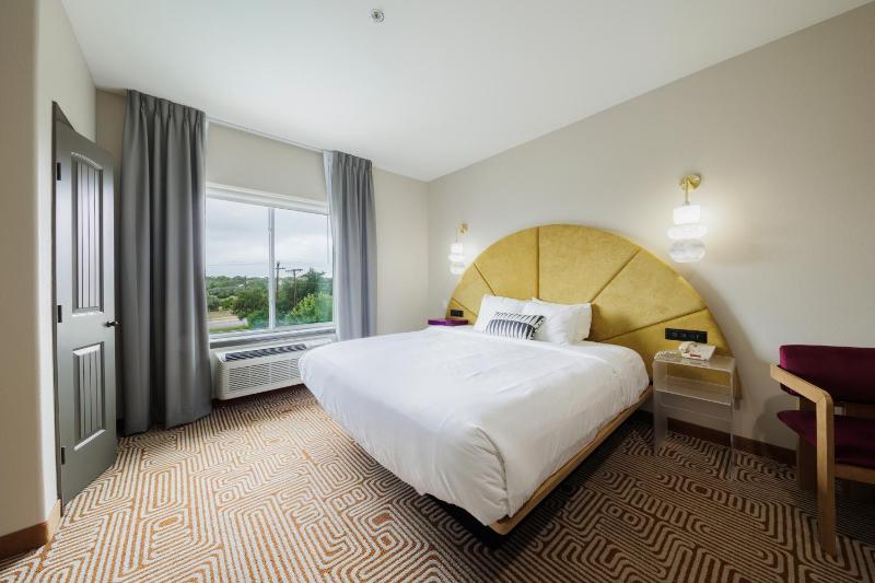 Standard King Room image 4
