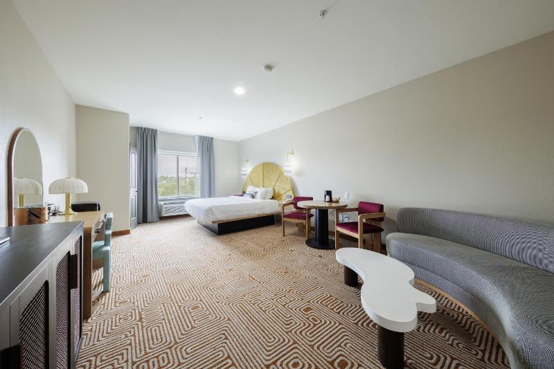 Standard King Room image 1