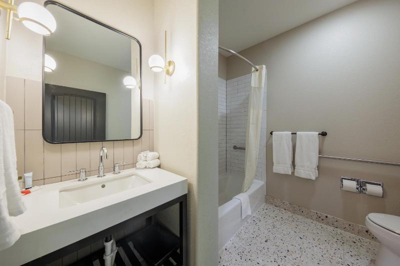 Standard Double Queen Suite image 1