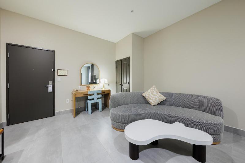 Deluxe King Room image 1