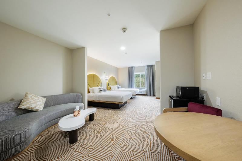 Standard Double Queen Suite image 4