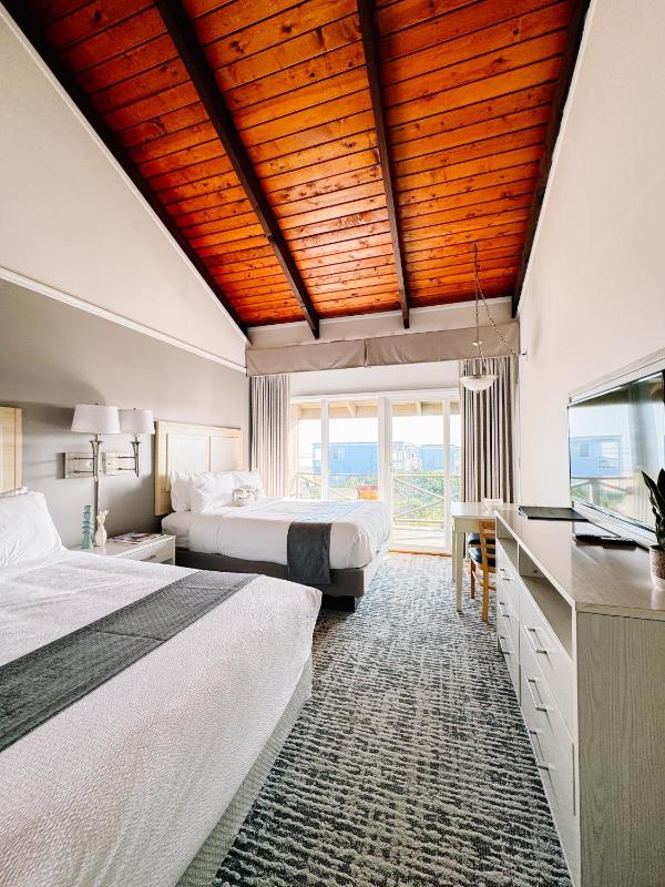 Queen Room with Two Queen Beds - Ocean View image 1