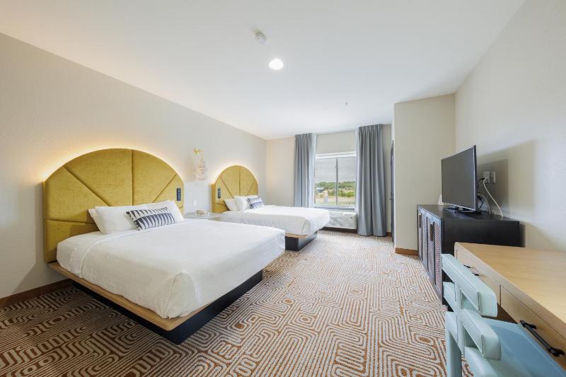 Standard Double Queen Suite image 3