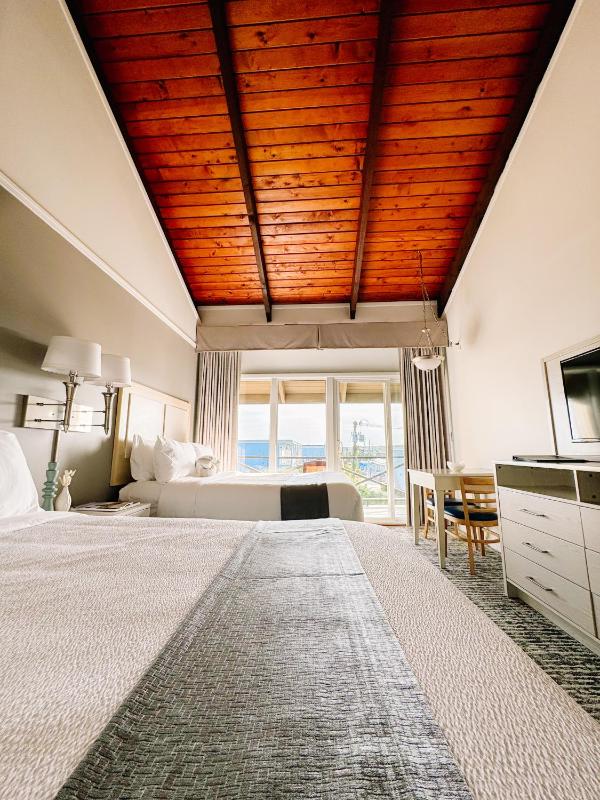 Queen Room with Two Queen Beds - Ocean View image 4