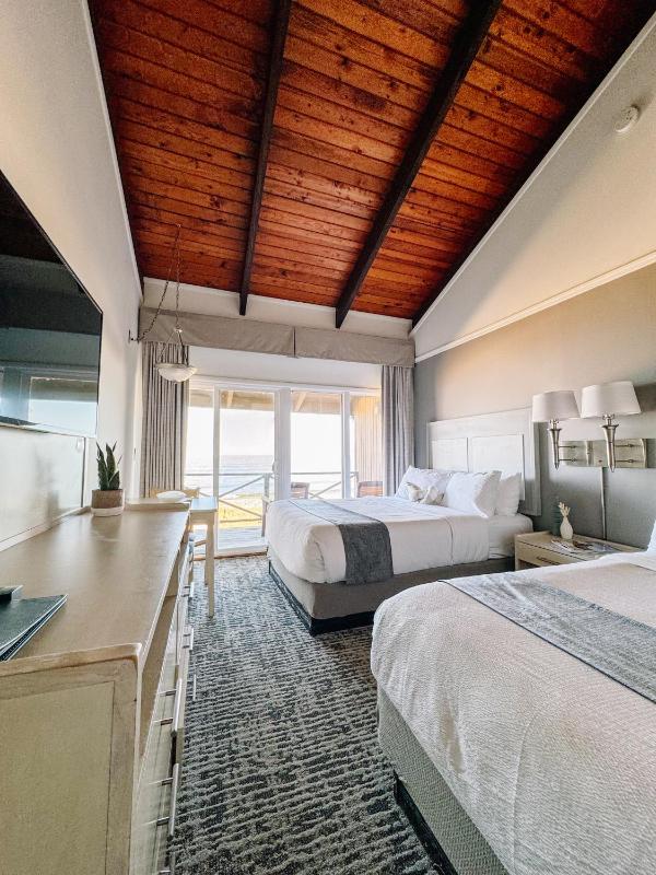 Queen Room with Two Queen Beds - Ocean Front image 1