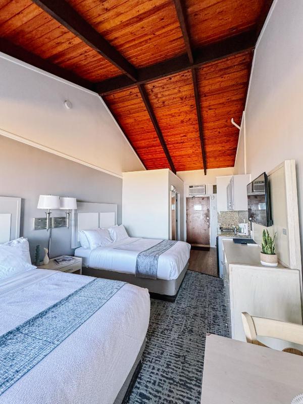 Queen Room with Two Queen Beds - Ocean Front image 4