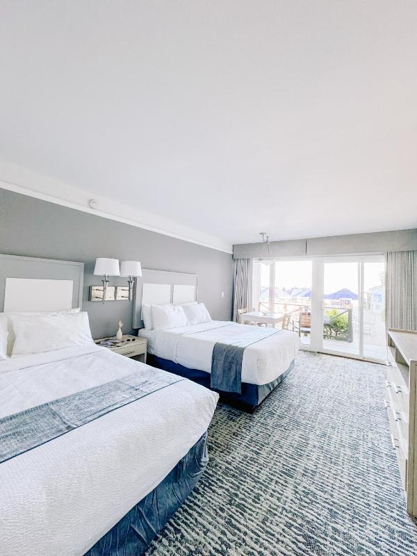 Deluxe Queen Room with Two Queen Beds - Ocean View  image 1