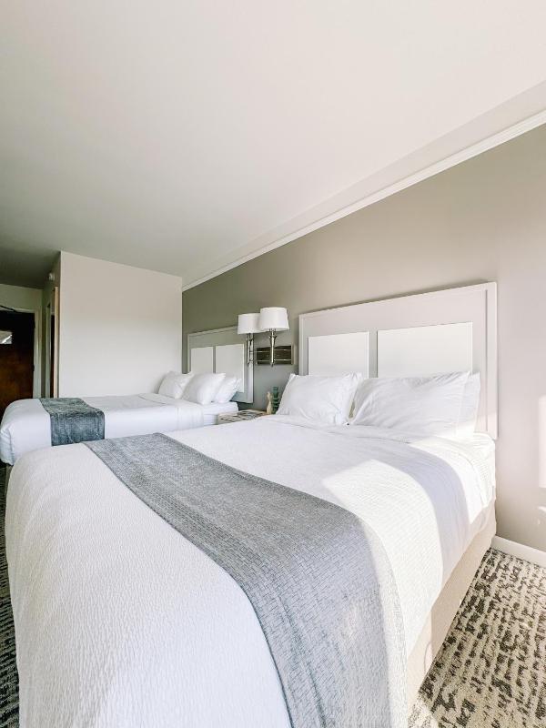 Deluxe Queen Room with Two Queen Beds - Ocean View  image 4