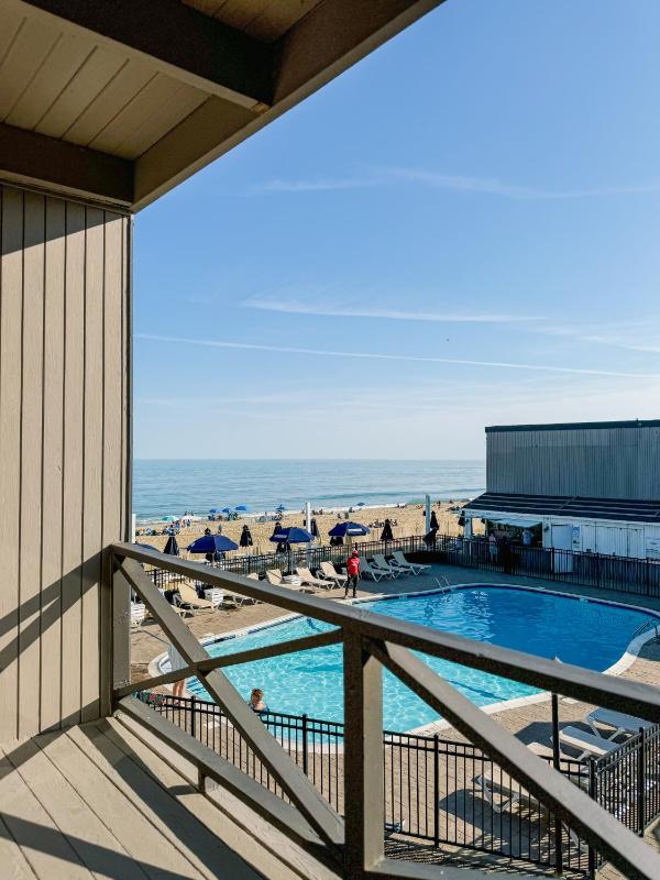 Deluxe Queen Room with Two Queen Beds - Ocean View  image 3