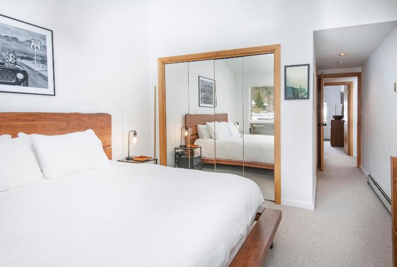 Courtside Mountain Retreat - image 17