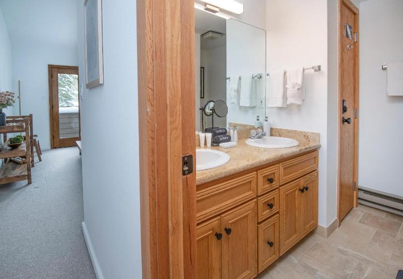 Courtside Mountain Retreat - image 24