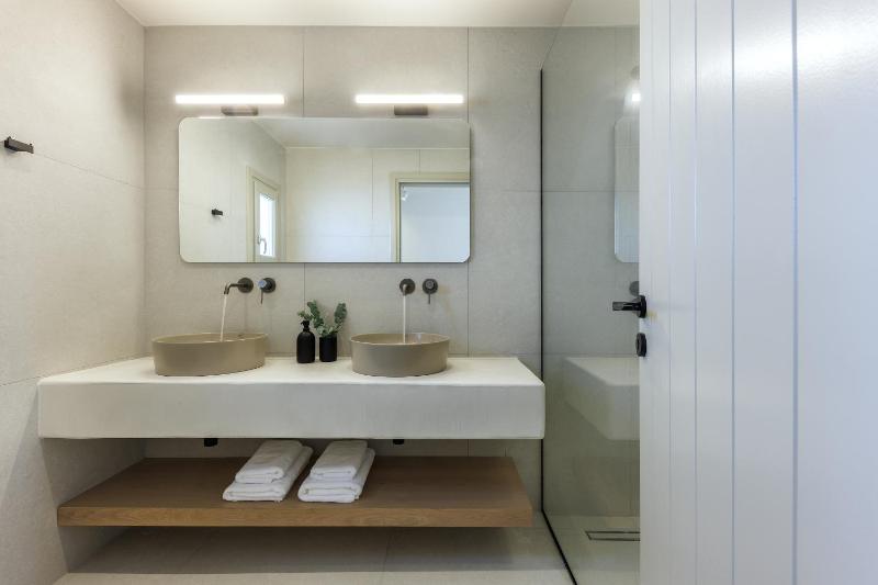 Deluxe Suite with Hot Tub and Sea View image 1