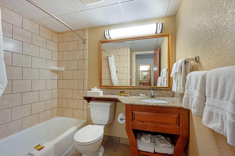 Queen Room with Two Queen Beds - Non-Smoking image 2