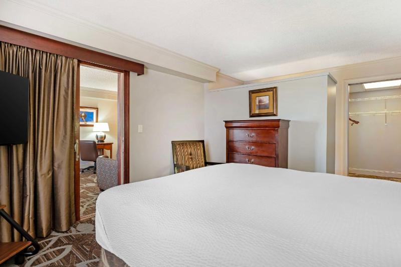 Two-Bedroom Apartment with One King Bed, One Queen Bed and Sofa Bed - Non-Smoking image 4