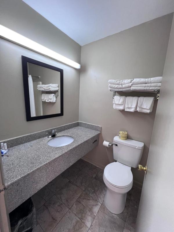 Queen Suite with Two Queen Beds and One Double Bed - Non Smoking image 2